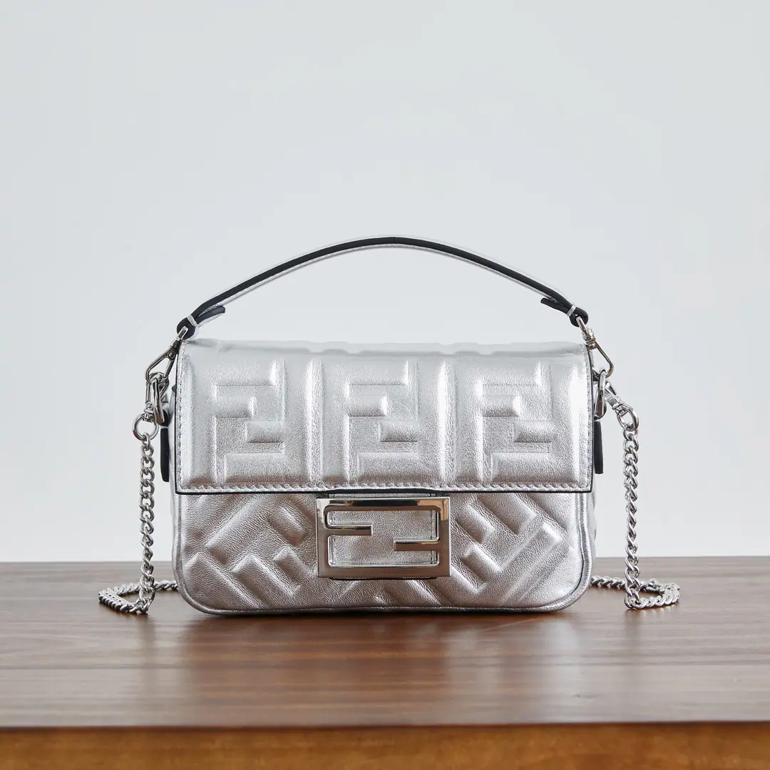 🔥🔥🔥 SignalBaguetteThe small handbag is designed with a cap., Yes.FFMagnetic buttons. The insides are tied to zippers.. With a disassemble shoulder belt., You can pick it up or slash it.. The mirror effect is silver leather.. Yes, I do.FFPumping pattern. Rude, metal-faced. Dimensions19cm Paragraph