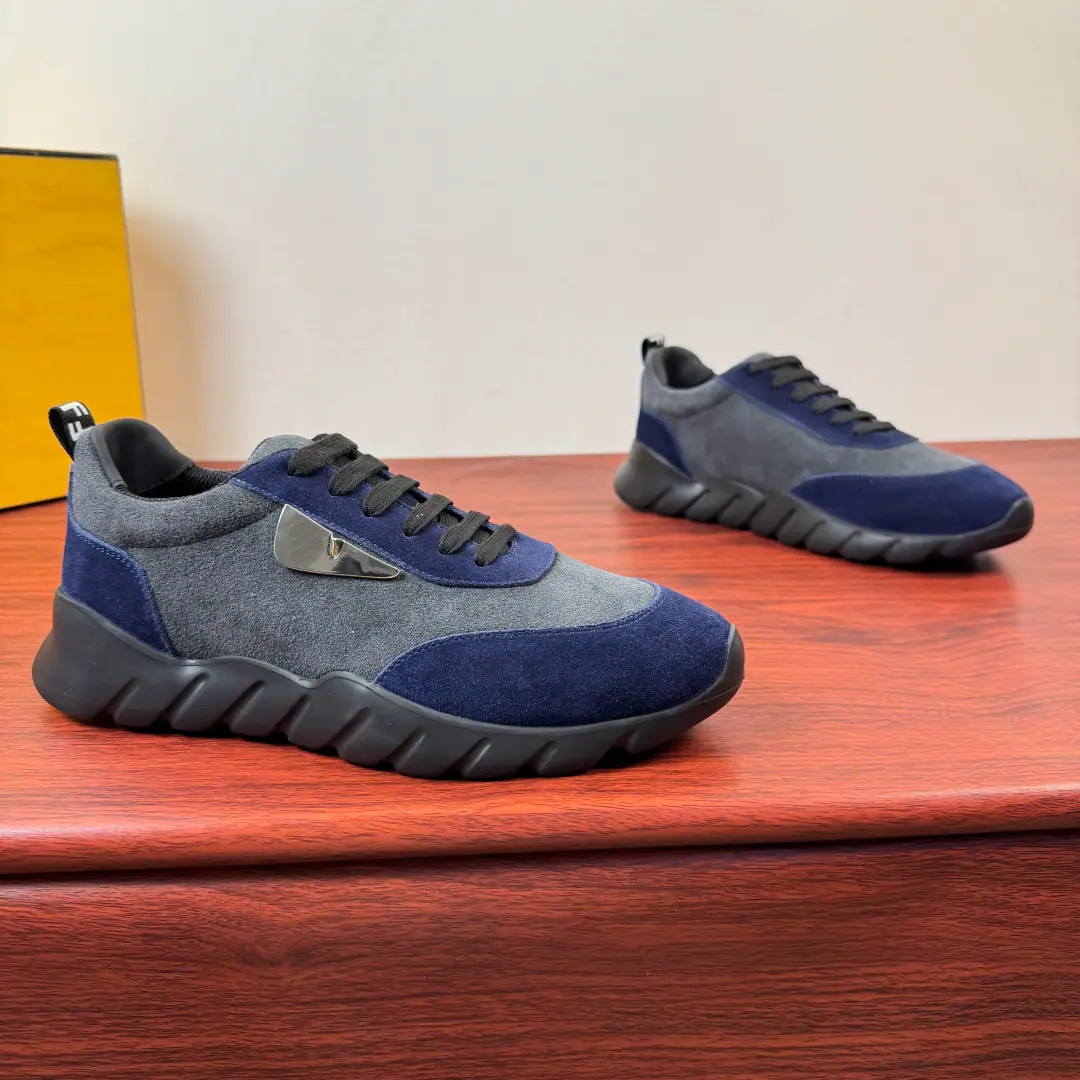 【FENDI】Fendi! Men hitting leather and leisure shoes.！ Remodeling the city with Italian beauty.. Select the delicate cow against the fumes to put the light leather together., The level of quality is not up to the top., Shoes side.FNode suffix details for metal apparel, The bottom of the low profile.. The technology web is equipped with real shoes., Lightly quantified slide-proof rubber floor, It's not too hard to walk long., Fit for commuting, Business, A lot of leisure and a lot of scenery.. Blue black, Brown and all the other low-saturated suits., Slurp shoes. Legs., Take advantage of the day and light business., It's the choice of the necessary quality in the locker of a grown man.. Full package！ Size: 39-40-41-42-43-44Skins size.（Customable38.45.46）