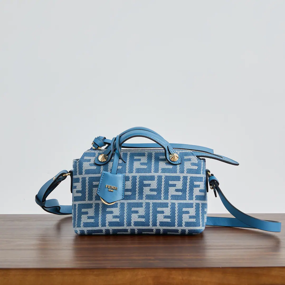 Small🔥🔥 ^FENDI^ New Boston handbag.～ Blue cowboys with a classic double.F logo, Double hand and custom locket., Capacity, High value, The romanticism of pragmatism.💕Dismantled shoulder belts, All one shoulder slants are free., Make every time you leave, you'll be holding your hand like a day.😻 Paragraph Dimensions: 20/9/12cm