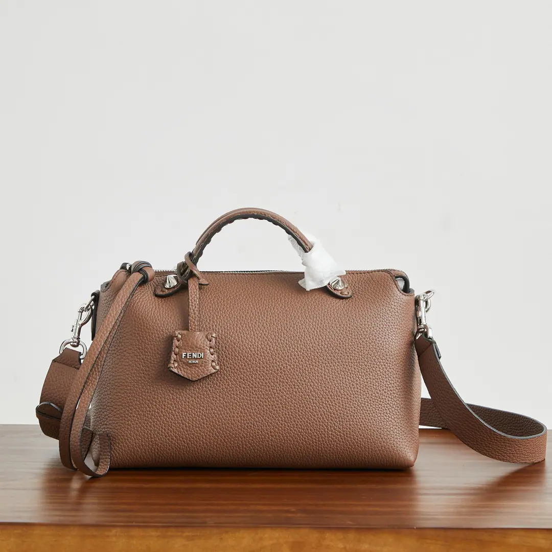 Medium coffee color.🔥🔥 New paragraphBy The Way SelleriaHere comes the pillow bag., The skin of a natural cow is so soft and so soft., The belt can be a little stump with sex., ♪ The gloom is full ♪, Silver metal key rings are hanging with little hangers., Inside is a hand-made sewn-line Roman cow leather stamp., Simple and advanced., It's a light pressure and a handful., It's a very easy time to put it together.！ Small: 20x9x12cm Medium: 29x13x17cm