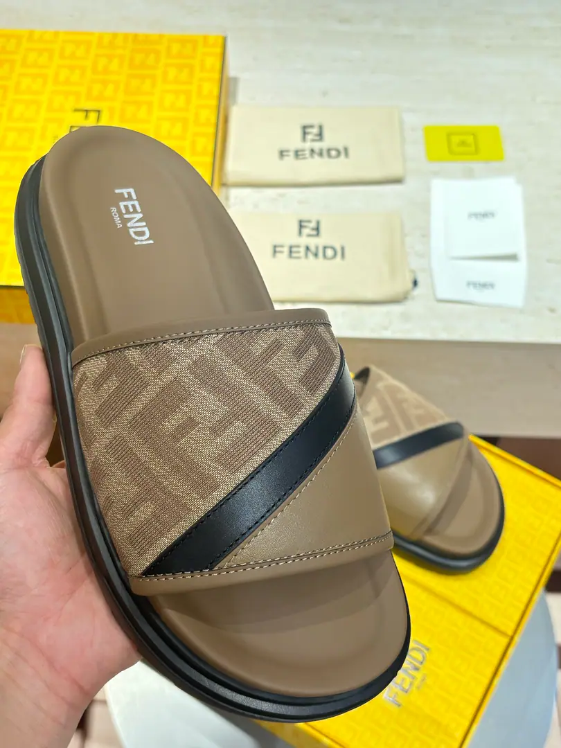 Top mass version top packaging🔥🔥🔥 2026FEND*New slippers, cattle, and a new one.. The fashion is still strong. Shoes are very cozy.👍 Size: 39-44（38.45.46Custom）
