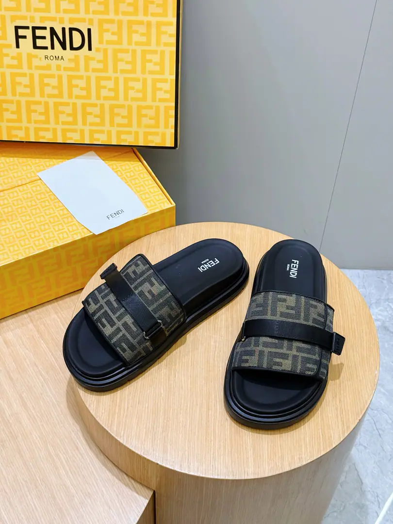 FENDIFendi Beach with rubber slippers for the men. A wide band of sandals.. PUROSE SHOES LIGHT, Extremely flexible.. Slip-proof rubber soles. Rubber material. Shoes are so different., FFPattern Size:39-44(38.45 46Do it.）