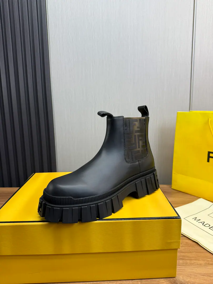 Plant FENDI.Fendi! The most recent Martin boots are from the men of the network..Black cow skins are made of branded fabric., Bulls.. Original MonoQuality, 1:1Repeat✔️Original smooth-proof grinding ground⬆️ Size:38-44（38.45Do it.）