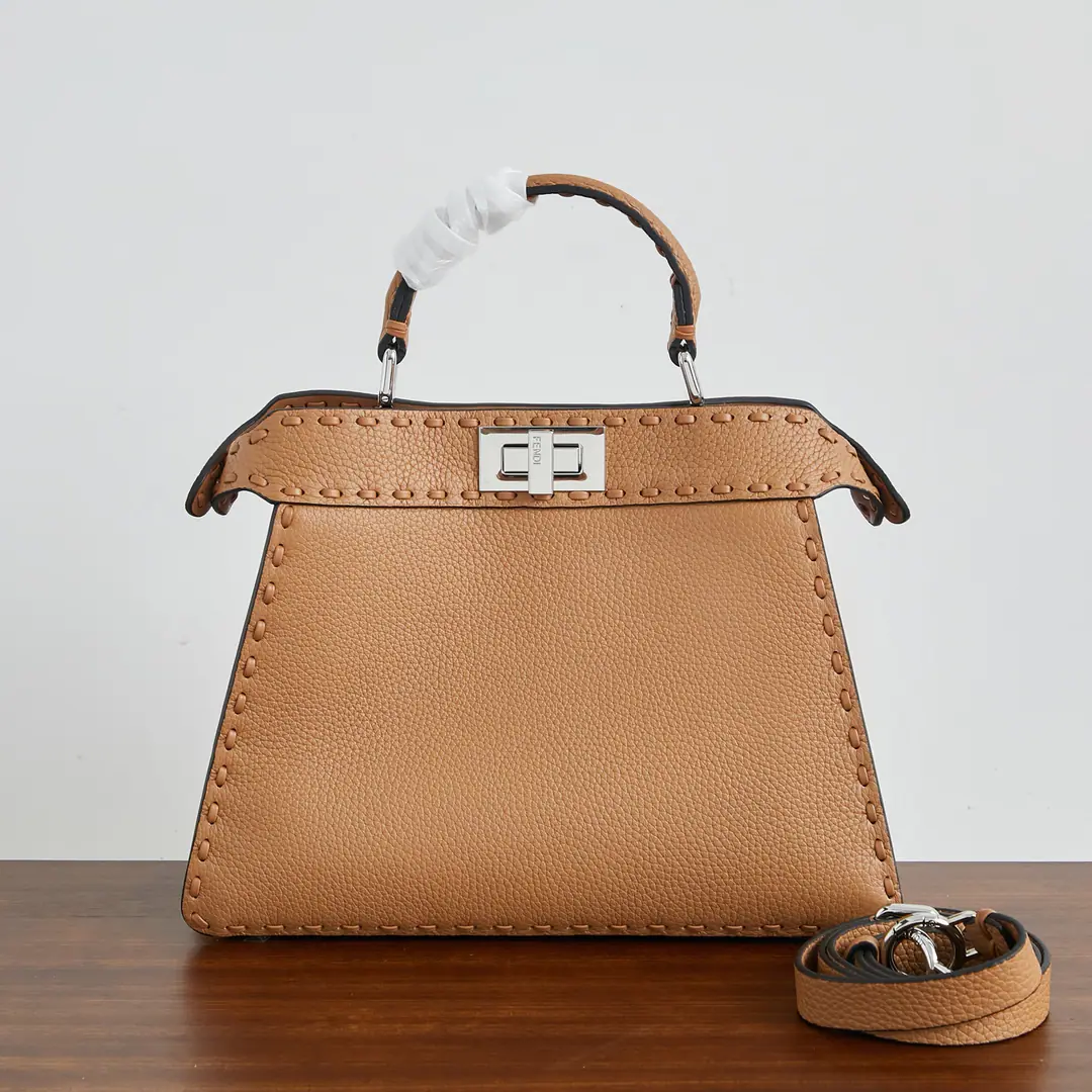 Special chip version🔥🔥 Brown. 🎶 Fend•Iconic Peekaboo ISeeU Importing leather skin from calf, The same color is made of a large sign. It's got a classic twist of two layers. Hand handle and modifiable disassembly straps You can pick it up or slash it.Size:27-11-21cm Paragraph: Chip