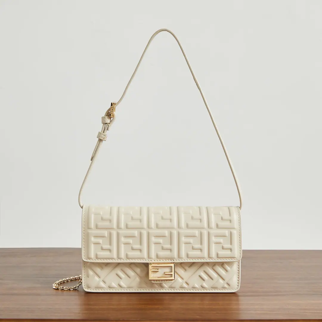 White TightBaguetteThe wallet., It's covered with flipping andFFTights.. There are six cavitys in the internal partition.. Two shoulder belts., One of them is a leather shoulder., A strap that can be broken.: Handy., Lower armpits carry or slash. Black Napa soft leather.. Gold-faced metal. Dimensions: 21x11.5x5 Paragraph