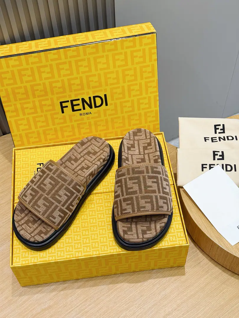 FENDIFendi Beach with rubber slippers for the men. A wide band of sandals.. PUROSE SHOES LIGHT, Extremely flexible.. Slip-proof rubber soles. Rubber material. Shoes are so different., FFPattern Size:39-44(38.45 46Do it.）