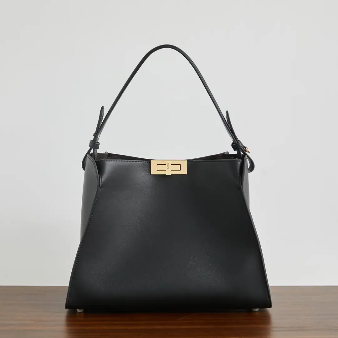 Small🔥🔥 Fendi WayNew money coming in.～ Flexible Ladder Outline, The mouth is open., Lines are soft and scalable, Dismantled shoulder belts support the handheld shoulder, It's a classic brandy twist., It's got a card-hutch bag in it., Use imported cow skin+The leather is made of, A large capacity can accommodate a wide range of items, Switching at random in different styles, The street is a perfect fit., ♪ Bring yourself a sense of high-level atmosphere ♪～ size: 36x13x27
