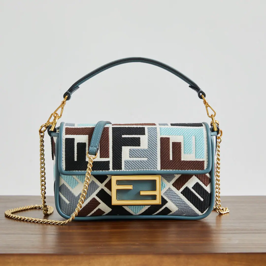 🔥🔥🔥 The logo mini-s.Baguette“Handbag., Original machine fabric, To use the symbol of combing line embroideryFFPattern, MatchFFTights.. It's a color-like leather detail.. Heads up., Magnetic buttons, There's a layer of internal fabric liner., With pockets and gold-faced metal.. The handbags are equipped with disassembly handles and chained shoulder belts., But the handy., Shoulder or slash Capable6.7Inches of smartphones, Mini TritoldCard or wallet, Keys and lipstick.. Dimensions: 13*5*20 cm Paragraph: 0159