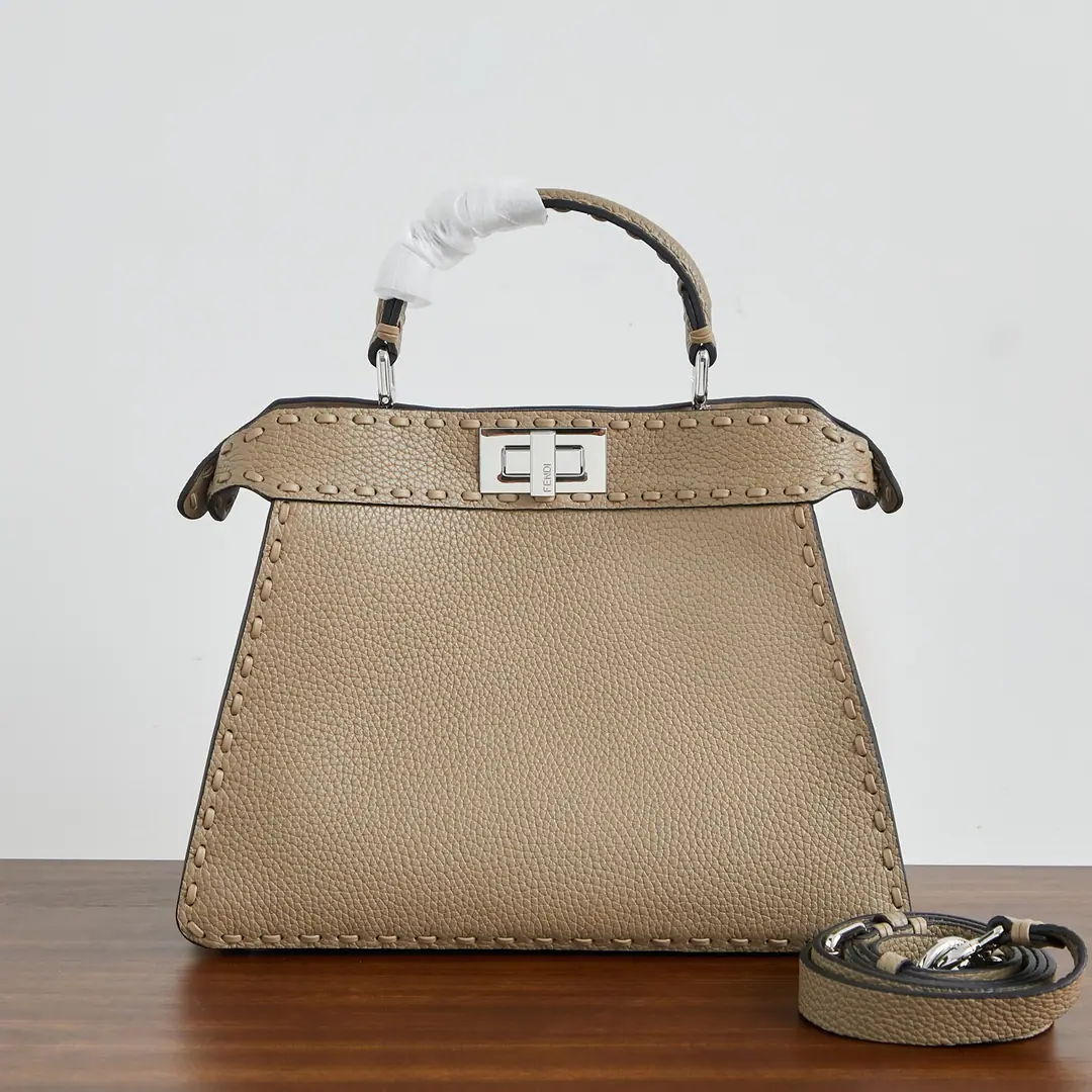 Special chip version🔥🔥 Gray 🎶 Fend•Iconic Peekaboo ISeeU Importing leather skin from calf, The same color is made of a large sign. It's got a classic twist of two layers. Hand handle and modifiable disassembly straps You can pick it up or slash it.Size:27-11-21cm Paragraph: Chip