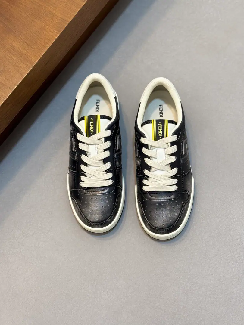 A couple. 36-44 35.45Do it.FENDINew money for the season FENDI MatchSports shoes The white and the fuzzy and the low-looking shoes. MarkerFENDI MatchSports shoes, The shoe and tongue are brand new.FENDI TapeBelt. The white and the fuzzy material., Shoes and side-cams are pierced.. Sides are gluted.FFMark. Rubber soles, SidebandFENDIWord. A shoe box with a tie of the same colour..