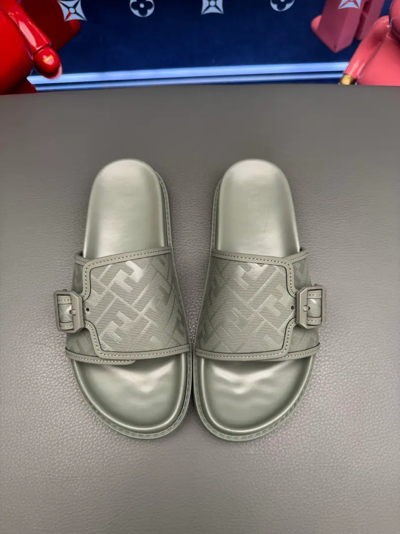 FENDI Fendi! The slippers are out of the stock.💄How can we lose the little monster this summer?💄Original Imported Special Metal Decoration➕Original private model！Details determine success., Good quality is not afraid to zoom in on details.！The feet are super comfortable.！You need a nice, cool pair of sandals this summer.👣 Standard code number: 39-44（38.45.46Make a reservation.）