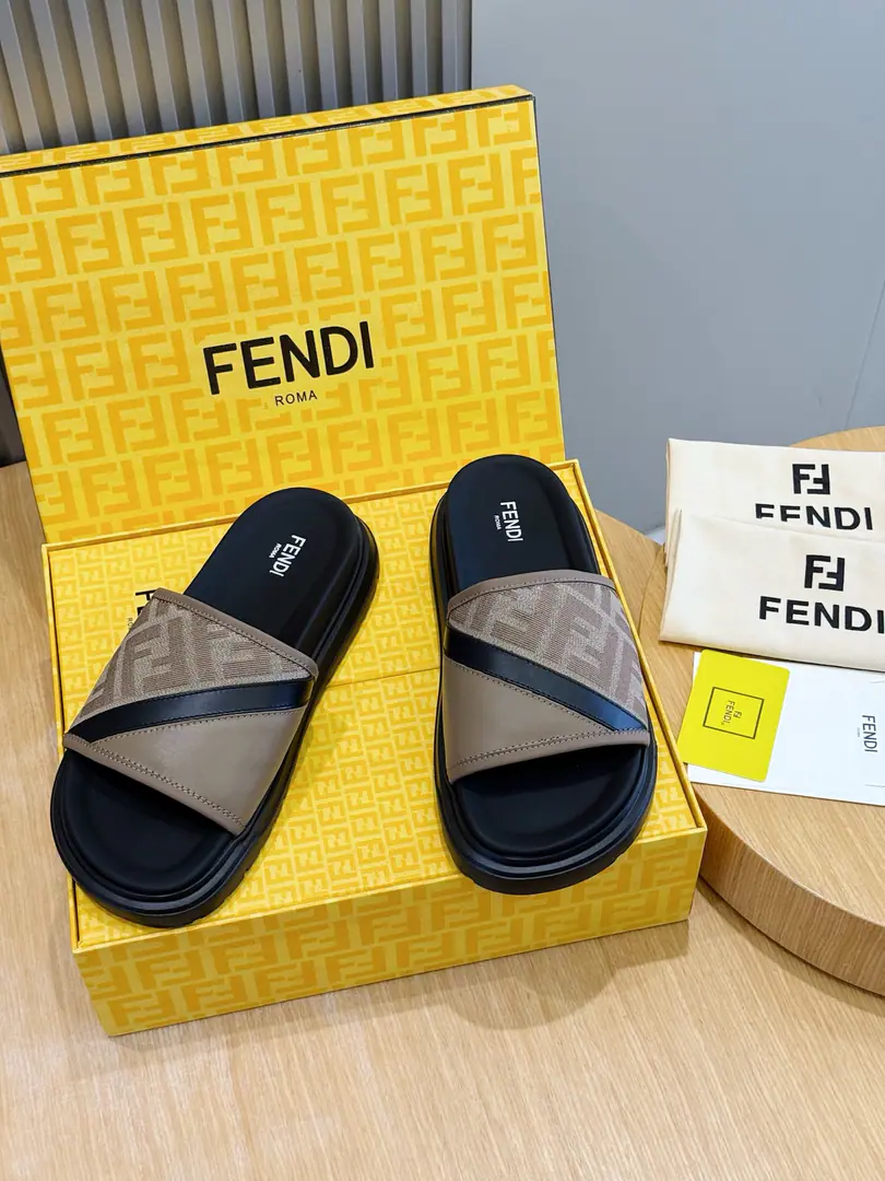 FENDIFendi Beach with rubber slippers for the men. A wide band of sandals.. PUROSE SHOES LIGHT, Extremely flexible.. Slip-proof rubber soles. Rubber material. Shoes are so different., FFPattern Size:39-44(38.45 46Do it.）