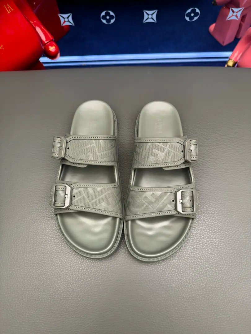 FENDI Fendi! The slippers are out of the stock.💄How can we lose the little monster this summer?💄Original Imported Special Metal Decoration➕Original private model！Details determine success., Good quality is not afraid to zoom in on details.！The feet are super comfortable.！You need a nice, cool pair of sandals this summer.👣 Standard code number: 39-44（38.45.46Make a reservation.）