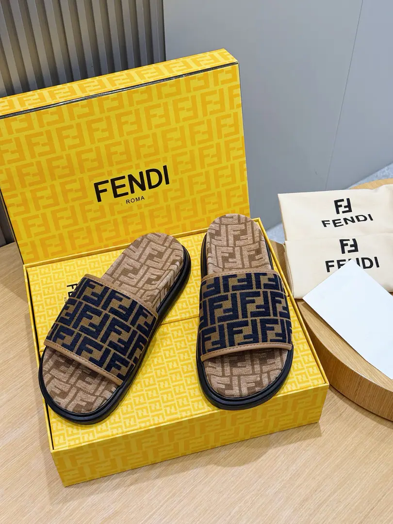 FENDIFendi Beach with rubber slippers for the men. A wide band of sandals.. PUROSE SHOES LIGHT, Extremely flexible.. Slip-proof rubber soles. Rubber material. Shoes are so different., FFPattern Size:39-44(38.45 46Do it.）