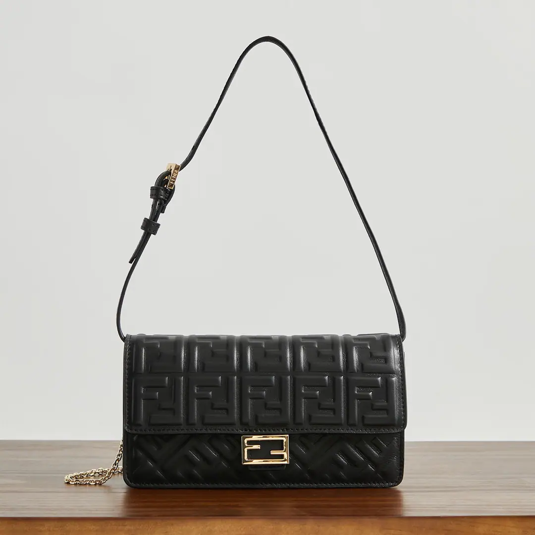 Black TightBaguetteThe wallet., It's covered with flipping andFFTights.. There are six cavitys in the internal partition.. Two shoulder belts., One of them is a leather shoulder., A strap that can be broken.: Handy., Lower armpits carry or slash. Black Napa soft leather.. Gold-faced metal. Dimensions: 21x11.5x5 Paragraph