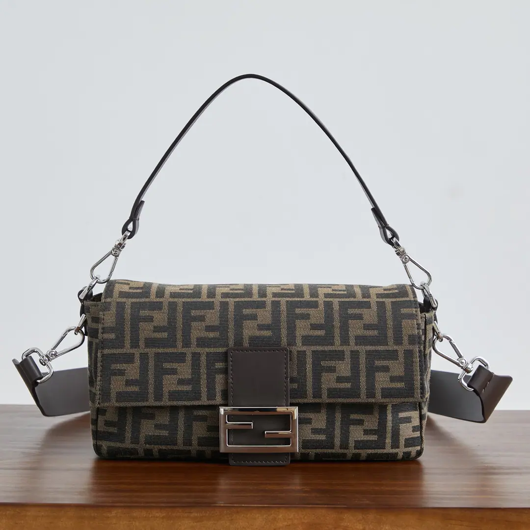 🔥🔥🔥 Baguette The new French stick bag is here!～ A squared body with a classic pair.FBrush LOGOAnd a dark brown shoulder belt with a nicer recognition., A classic scepter.🥖The bag makes the whole body softer and softer., It's a little light., With a unique French resonance. Dimensions 26-6-13