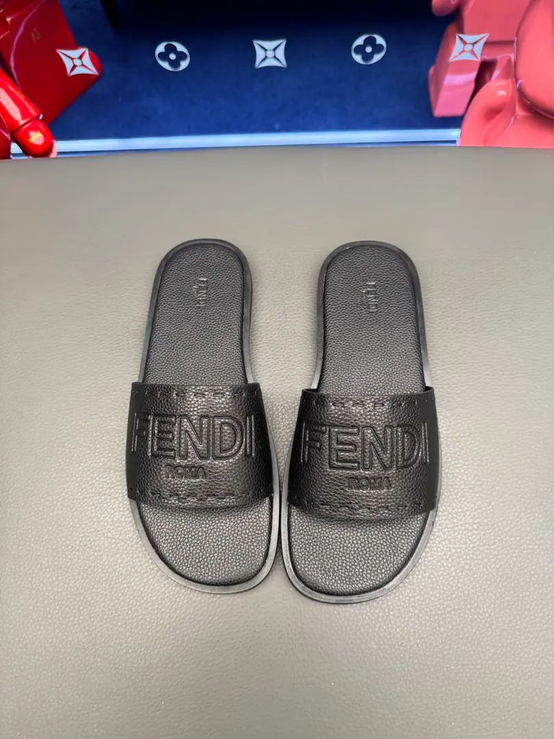 FENDIFendi slippers.💄How can we lose the little monster this summer?💄Original Imported Special Metal Decoration➕Original private model！Details determine success., Good quality is not afraid to zoom in on details.！The feet are super comfortable.！You need a nice, cool pair of sandals this summer.👣 Standard code number: 39-44（38.45.46Make a reservation.）