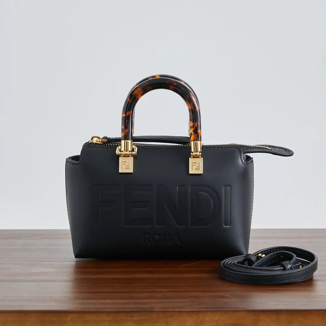 🔥🔥Black Letter By The WayMini-handbag. Black leather.BostonHandbag. More details MarkerBy The Way BostonMini-handbag., Black leather., It's hot.FENDI ROMAWords and hard organic glass handles., Present, Effect. - We're going to pull the chain.. Inside with fabric lined, Pockets and gold metal. This bag is equipped with handheld and disassembly straps., But the handy., Shoulder or slash. Italian manufacture Material: %Cowskin., Uchi.: 64%Pei-ho!, 23%Cotton, 13%Polyurethane Depth: 9 Length: 18.5 Height: 12 Paragraph