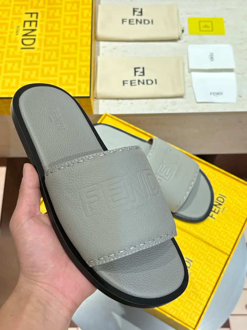 2026FEND*New one's a big slipper.🩴 The whole oxen are really skiny., The stubble is a real stubble.. The fashion is still strong. Shoes are very cozy. Size: 39-44（38.45.46Custom）