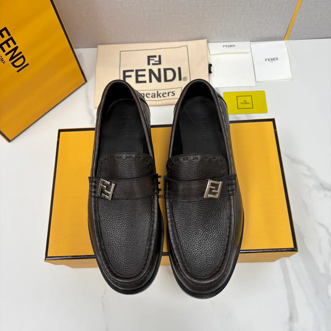💋💍FDNew fend* Finn.-D! O’LockLeFleur shoes. Official sales priceRMB, Use imported cattle skin/FFBring the fabric./Open the beads./The light-faced cow skin. There's a visible hand sew on the shoe., Shoes with bars and stales. Fend* O'LockMetal button details. It's brown./Fire gray with fabric mounds. Silver-faced metal. The inside water dyes the skin of the cow. Original Italian🇮🇹That's a big shot. FFtpu Materials, I'm taking the rubber stickers back. I'm wearing it. It's a classic elegant style. It's a modern aesthetic interpretation. Standard leather shoe code number: 39～44# （38.45.46🉑Do it.） Batch