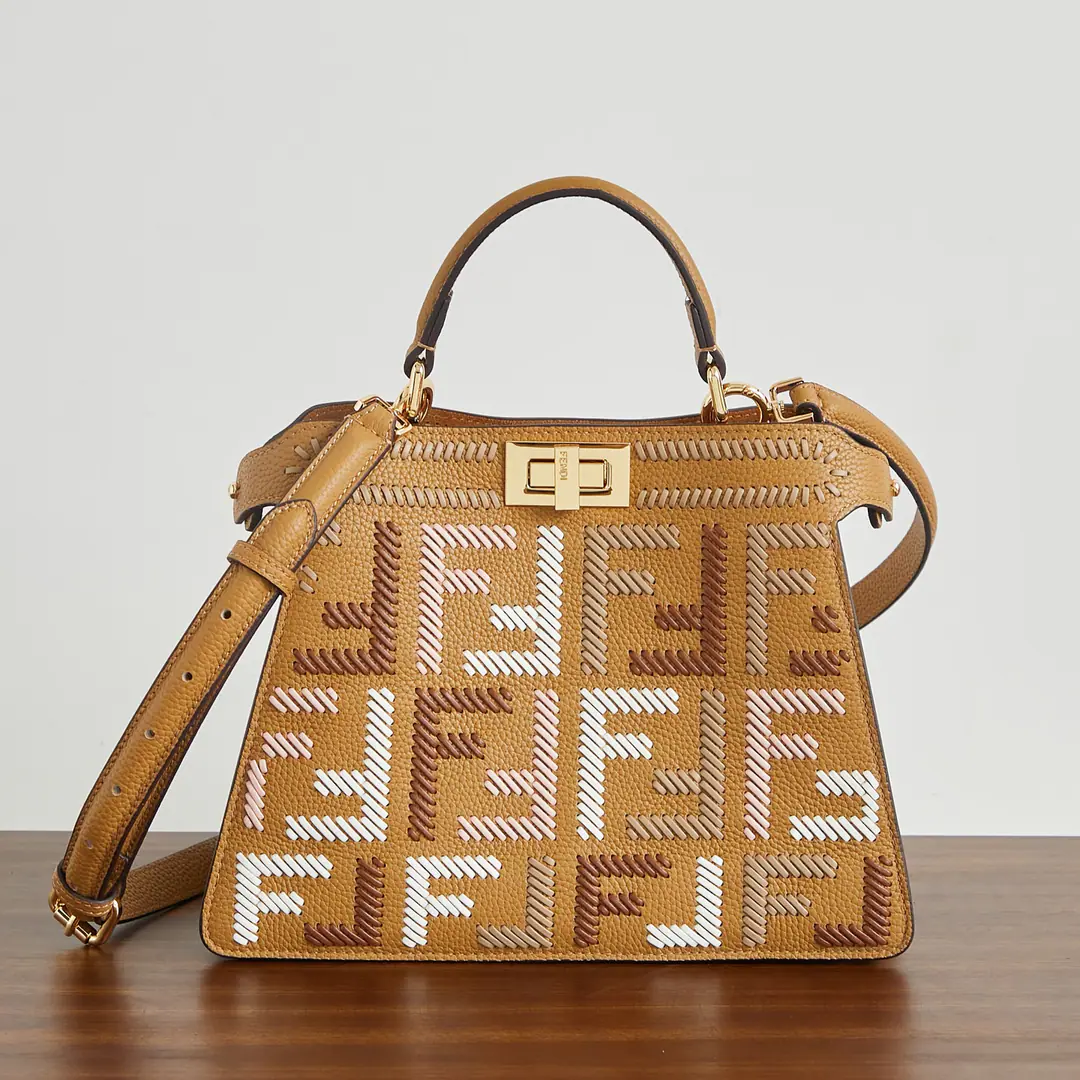 Special chip version, Medium🔥🔥🔥 🎶 peekaboo New Series ISeeU petite The calf has a very delicate skin., One side is a classic pair of hand-woven.F Logo✨And on the other side, it's a simple, elegant wrapping., A bag of two styles., A simple, generous person., It's practical and practical. Size:27-11-20cm