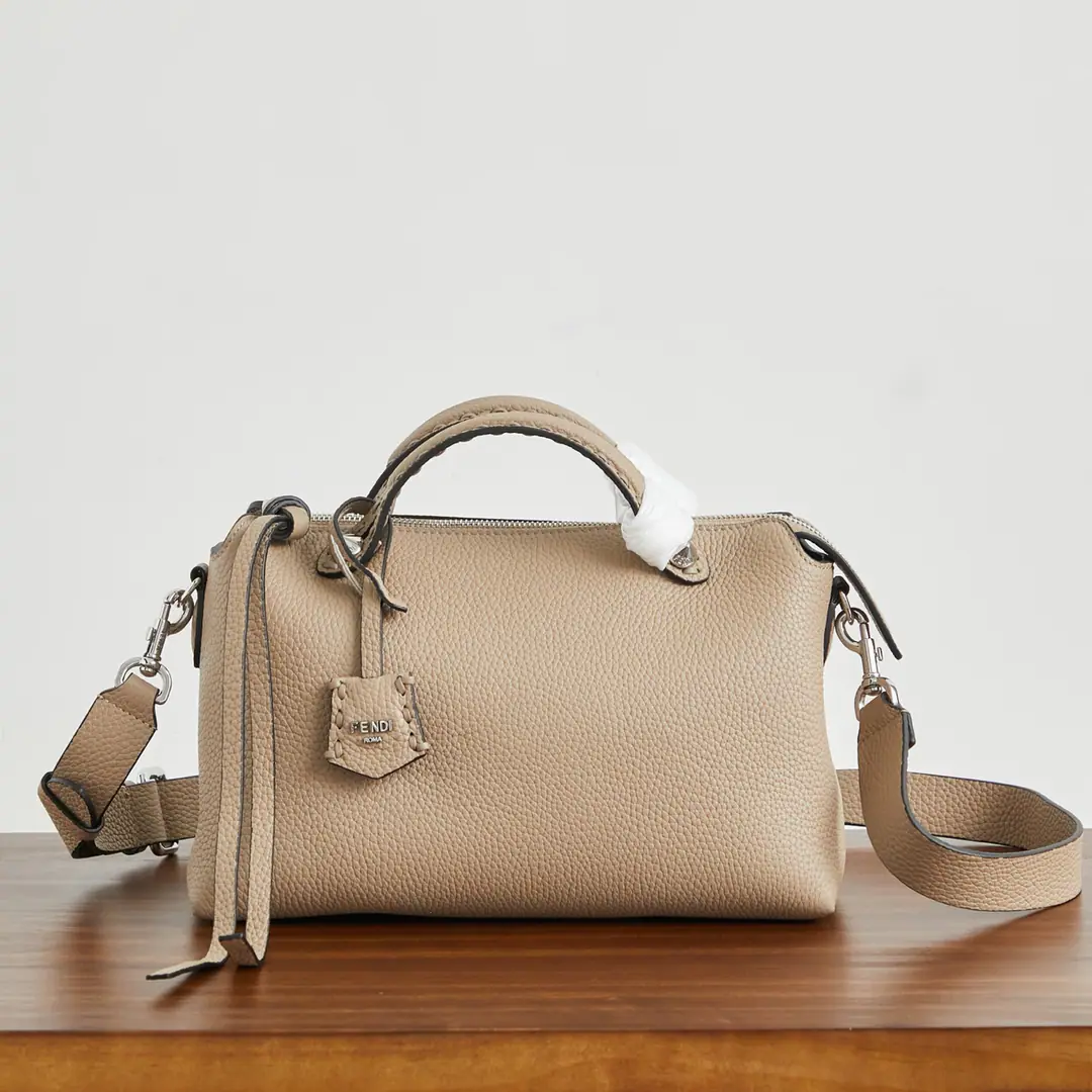 Medium Gray🔥🔥 New paragraphBy The Way SelleriaHere comes the pillow bag., The skin of a natural cow is so soft and so soft., The belt can be a little stump with sex., ♪ The gloom is full ♪, Silver metal key rings are hanging with little hangers., Inside is a hand-made sewn-line Roman cow leather stamp., Simple and advanced., It's a light pressure and a handful., It's a very easy time to put it together.！ Small: 20x9x12cm Medium: 29x13x17cm