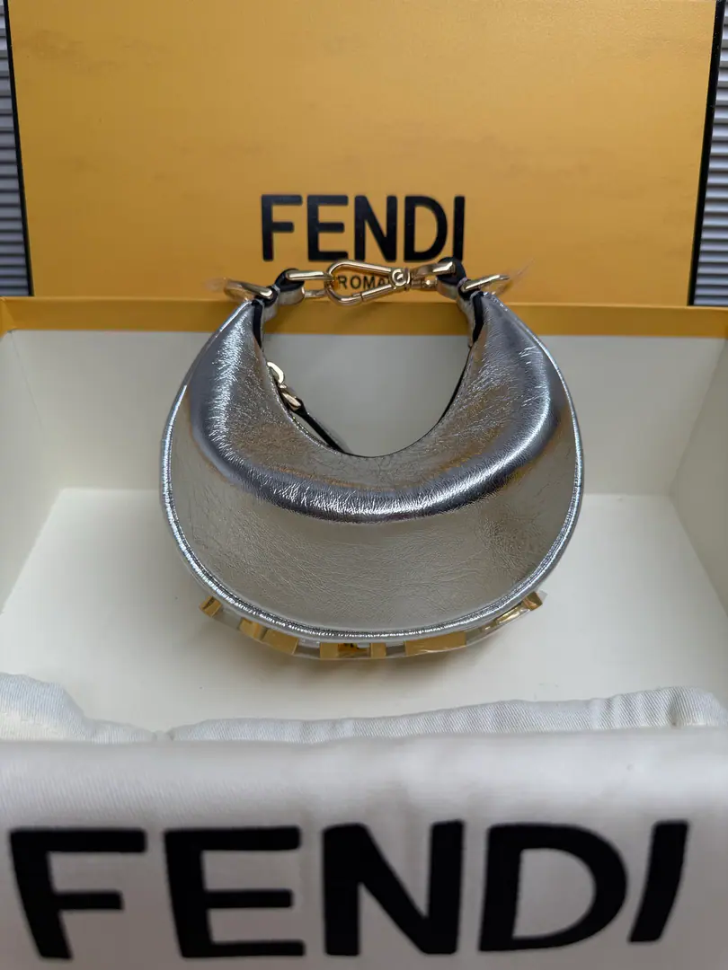 FEND1praphyPut the armpit in your bag., It's a moth., Bigger the classic metal.Logo[FEND1]It's decorated at the bottom of the bag., The envelope's spelt is very appropriate to the line of the body., I'm so full of fashion when I'm under my armpits., It's a walking lawn plant.！Dimensions 16.5x14x5cm Paragraph: 8024