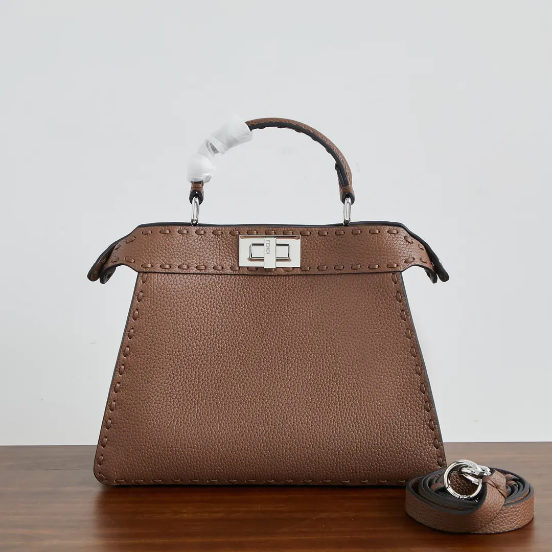 Special chip version🔥🔥 Coffee. 🎶 Fend•Iconic Peekaboo ISeeU Importing leather skin from calf, The same color is made of a large sign. It's got a classic twist of two layers. Hand handle and modifiable disassembly straps You can pick it up or slash it.Size:27-11-21cm Paragraph: Chip
