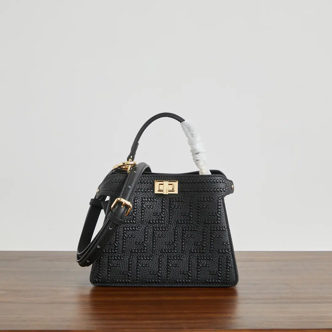 Special chip version, Small🔥🔥🔥 🎶 peekaboo New Series ISeeU petite The calf has a very delicate skin., One side is a classic pair of hand-woven.F Logo✨And on the other side, it's a simple, elegant wrapping., A bag of two styles., A simple, generous person., It's practical and practical. Size:20-11-15cm