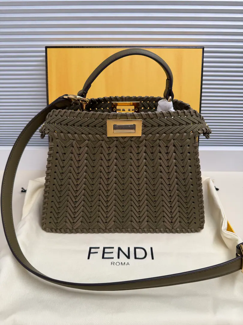 🎶 Fend•Iconic ekaboo ISeeU Import of leather matter, The edge and the front are colored with the same braids. It's got a classic twist of two layers. Hand handle and modifiable disassembly straps You can pick it up or slash it.Size:27-11-21cm Paragraph: 5002