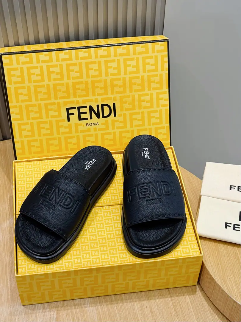 FENDIFendi Beach with rubber slippers for the men. A wide band of sandals.. PUROSE SHOES LIGHT, Extremely flexible.. Slip-proof rubber soles. Rubber material. Shoes are so different., FFPattern Size:39-44(38.45 46Do it.）