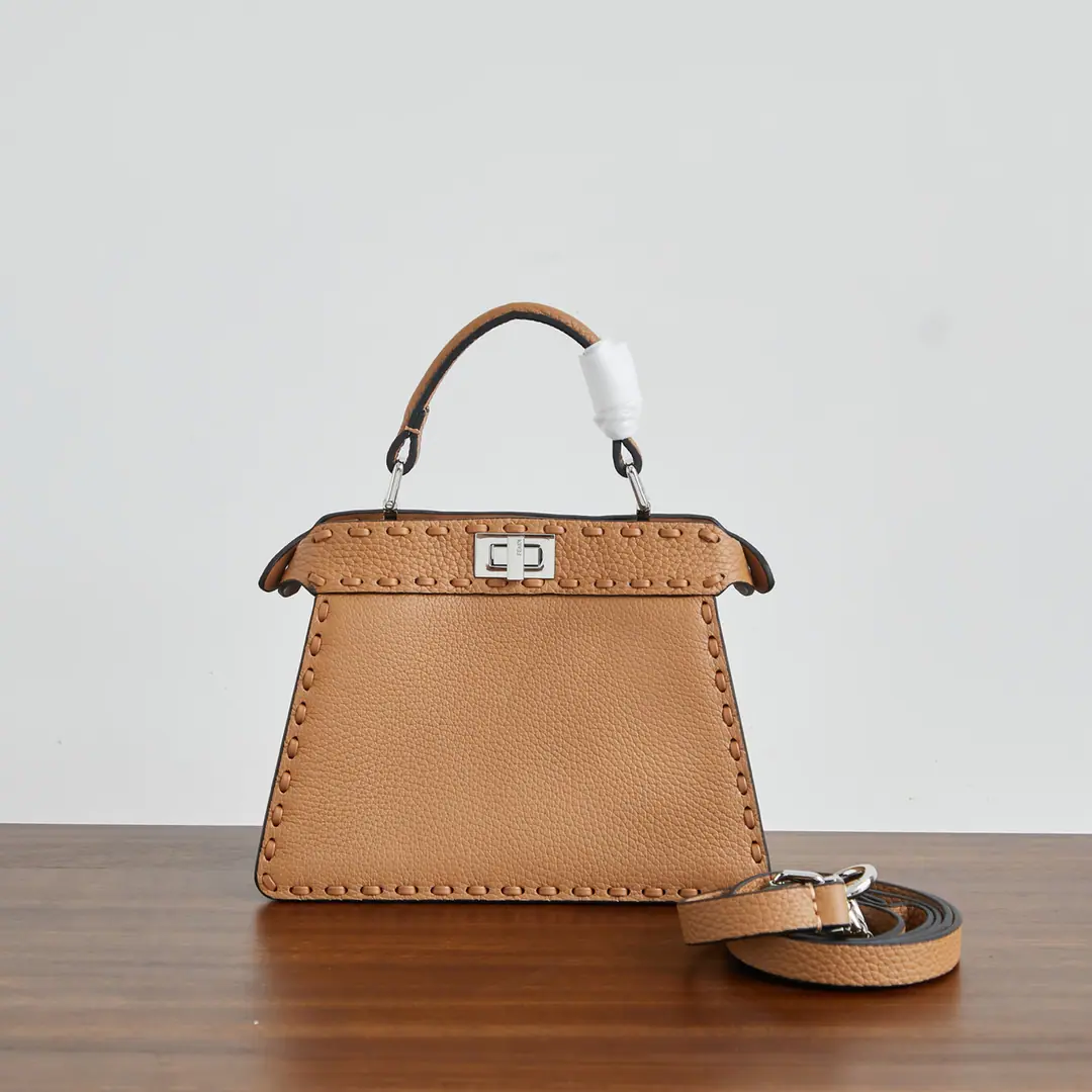Little brown. Special chip version🔥🔥 🎶 Fend•Iconic Peekaboo ISeeU Mini Importing leather skin from calf, The same color is made of a large sign. It's got a classic twist of two layers. Hand handle and modifiable disassembly straps You can pick it up or slash it.Size:20-11-15.5cm Paragraph: Chip