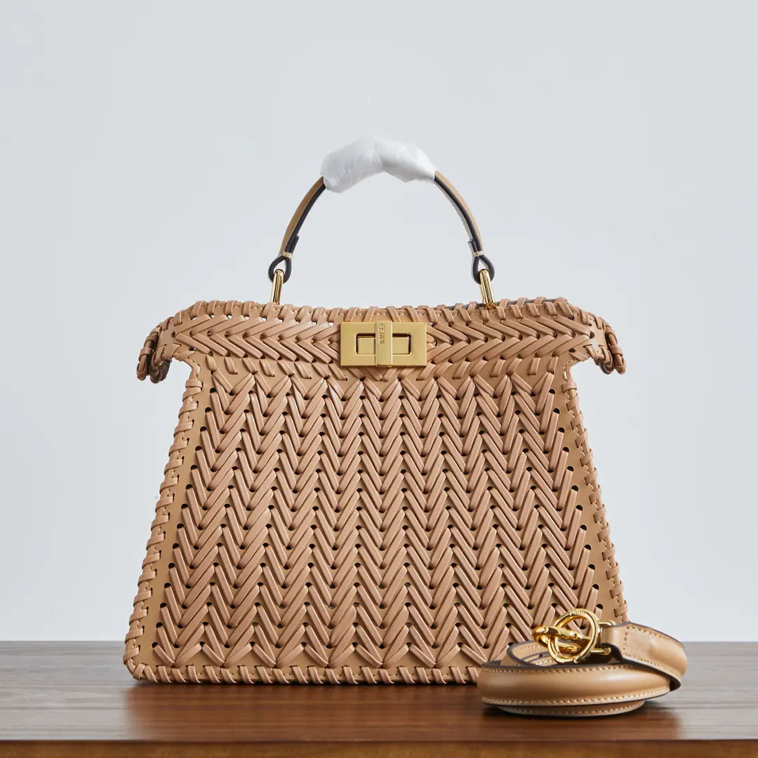 Half-yellow Weaving 🎶 Fend•Iconic Peekaboo ISeeU Import of leather matter, The edge and the front are colored with the same braids. It's got a classic twist of two layers. Hand handle and modifiable disassembly straps You can pick it up or slash it.Size:27-11-21cm Paragraph