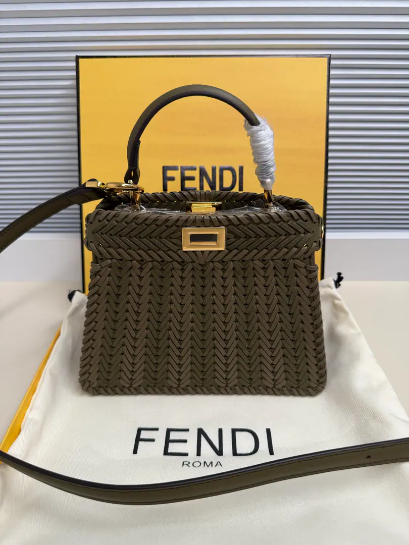 🎶 Fend•Iconic ekaboo ISeeU Import of leather matter, The edge and the front are colored with the same braids. It's got a classic twist of two layers. Hand handle and modifiable disassembly straps You can pick it up or slash it.Size:20-11-15cm Paragraph: 5002