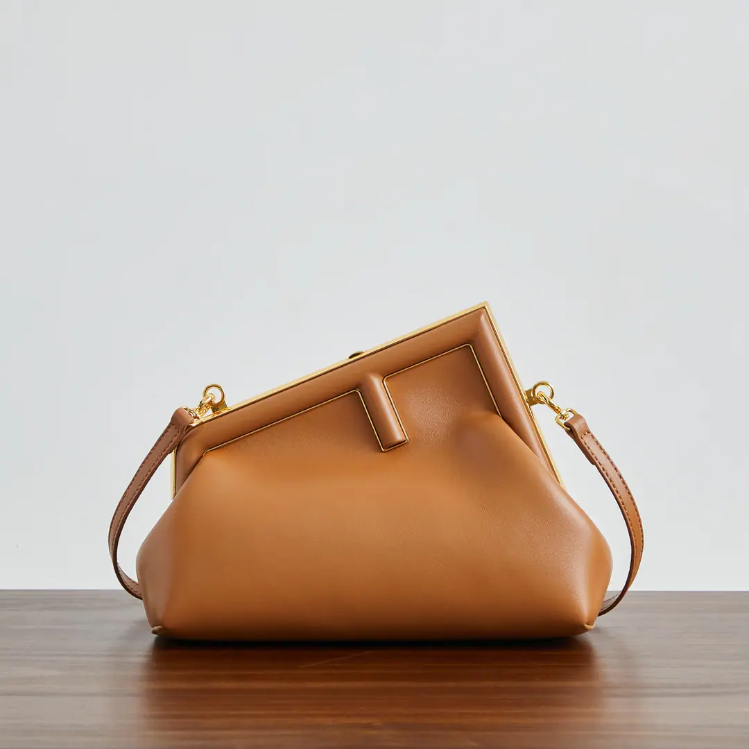 🔥🔥Brown. Fendi FirstSmall pocket. Pink leather handbag. More details Fendi FirstSmall pocket., Soft pink napa leather., Napa leather with a large metal fixed on the same color.FOpen. Internal partition is marked.FFLined in pattern, With undryable inside hooks and gold metal. With a strap that can be disassembled., You can hold it or shoulder it.. Italian manufacture Material: Fabulous.: Lamb leather., Refried.: Texture Depth: 9.5 Length: 26 Height: 18 Paragraph: 2218