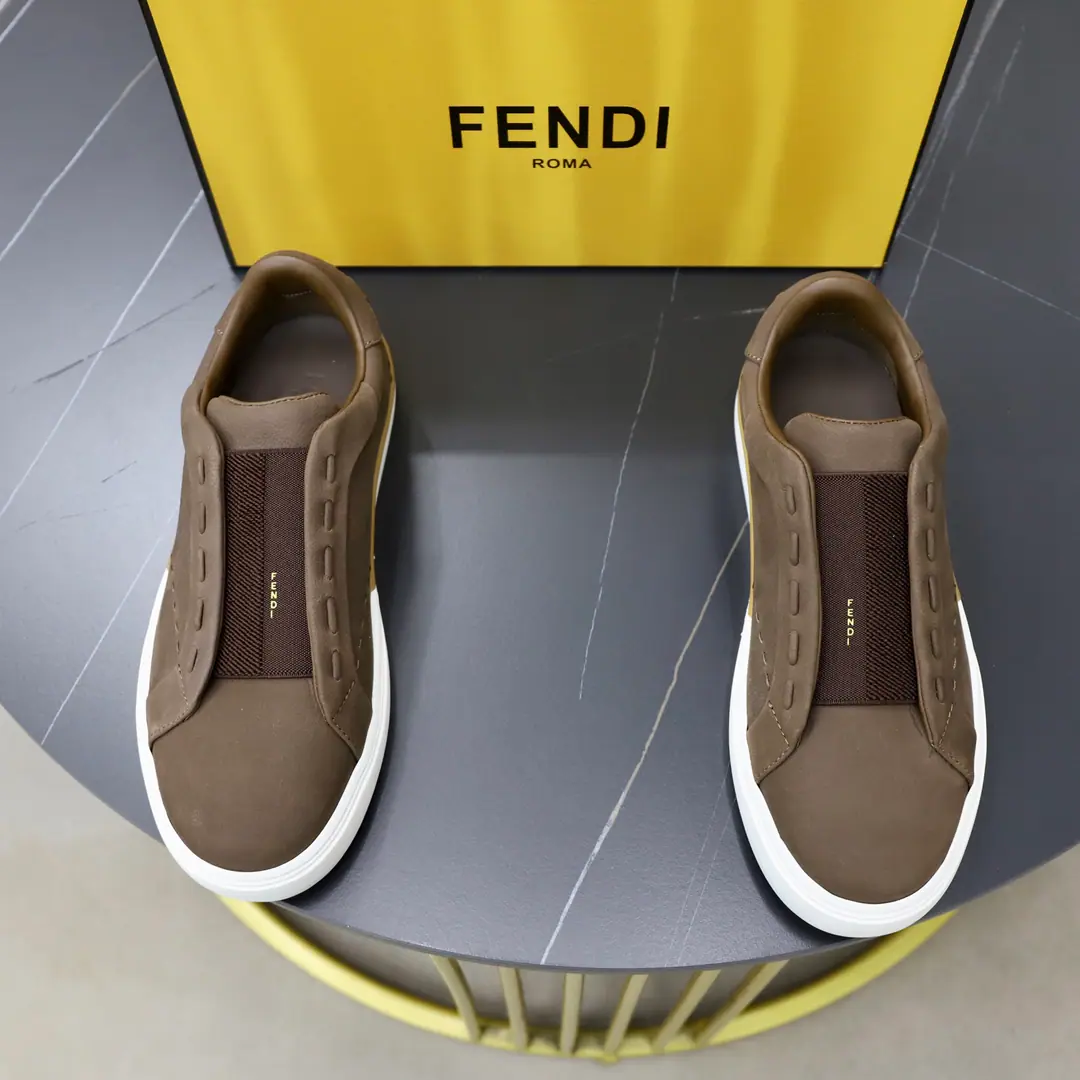Get out of the factory. 🔥（Top First List） Brand: Fendi!（FENDI） Size: 39-45 Level: Original MonoQuality High Version Materials: Import original cow skins➕ It's a good, comfortable cow's skin. OriginalTPU♪ And then you're gonna slide down ♪ Type: Travel Fashion and leisure shoes. ♪ The tide's on ♪