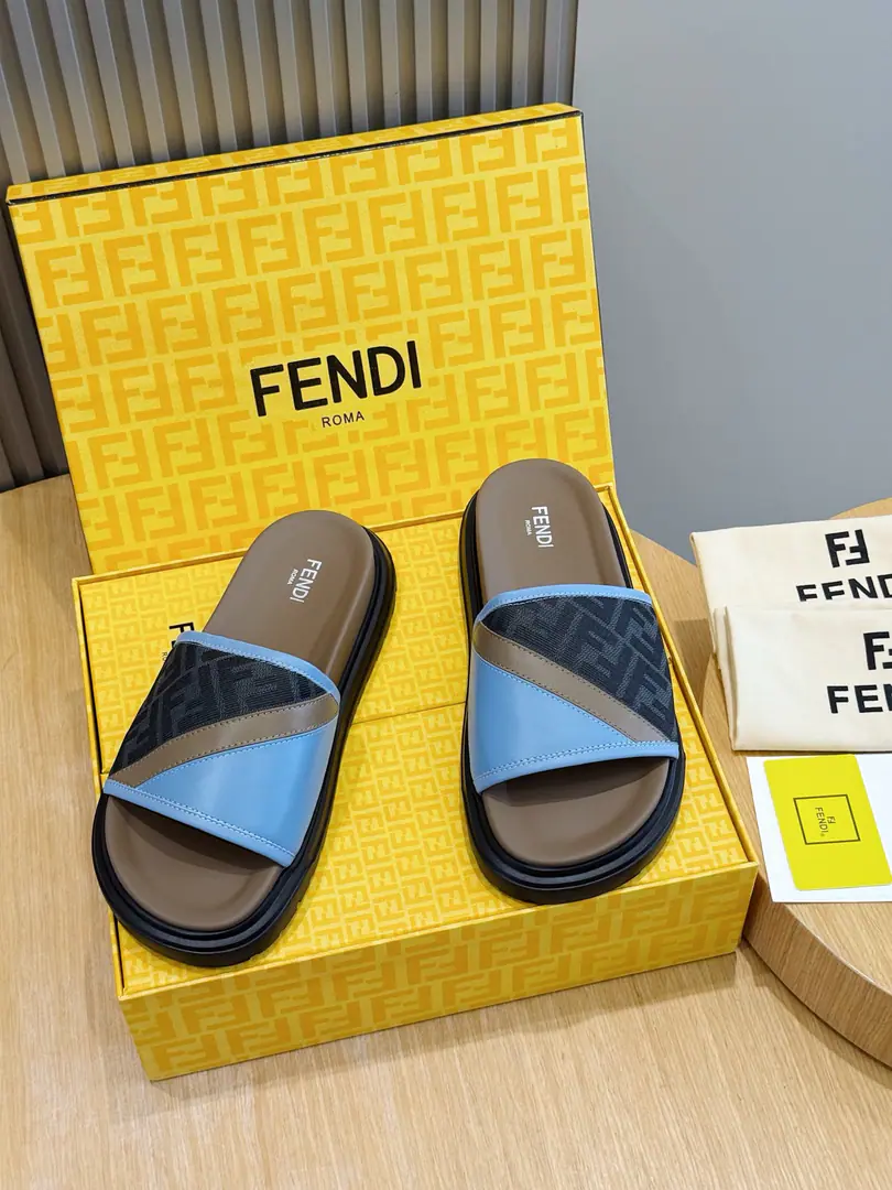 FENDIFendi Beach with rubber slippers for the men. A wide band of sandals.. PUROSE SHOES LIGHT, Extremely flexible.. Slip-proof rubber soles. Rubber material. Shoes are so different., FFPattern Size:39-44(38.45 46Do it.）