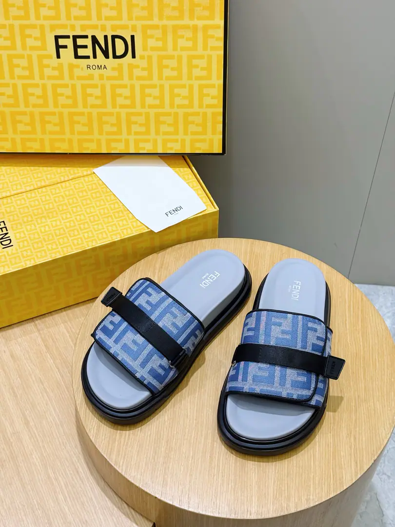 FENDIFendi Beach with rubber slippers for the men. A wide band of sandals.. PUROSE SHOES LIGHT, Extremely flexible.. Slip-proof rubber soles. Rubber material. Shoes are so different., FFPattern Size:39-44(38.45 46Do it.）