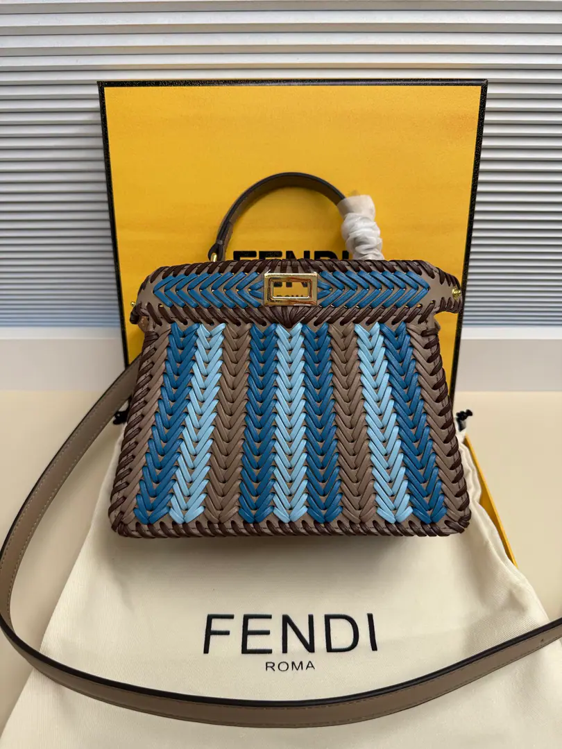 🎶 Fend•Iconic ekaboo ISeeU Import of leather matter, The edge and the front are colored with the same braids. It's got a classic twist of two layers. Hand handle and modifiable disassembly straps You can pick it up or slash it.Size:20-11-15cm Paragraph: 5002