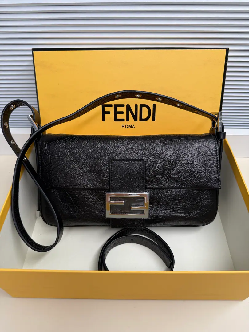 As a brand1997A classic of bold creativity., This bag is...2026-27The original handbag in the fall and winter series.(Encoding26424)A new presentation was made.. Use black cracks to use leather material from cattle, Two remixable and disassembled sundries., To create great practicality., And the silver-faced symbol.FFTights.. The front cap design is coupled with the buttons., Inside., With built-in zipping bags and silver-faced metal accessories. Italian manufacturing height14cm|Depth4cm|Length26cm