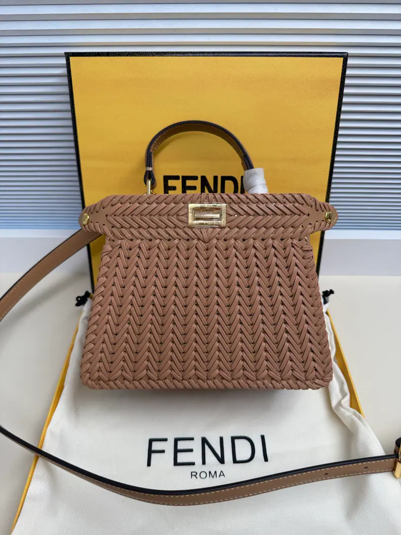 🎶 Fend•Iconic ekaboo ISeeU Import of leather matter, The edge and the front are colored with the same braids. It's got a classic twist of two layers. Hand handle and modifiable disassembly straps You can pick it up or slash it.Size:20-11-15cm Paragraph: 5002