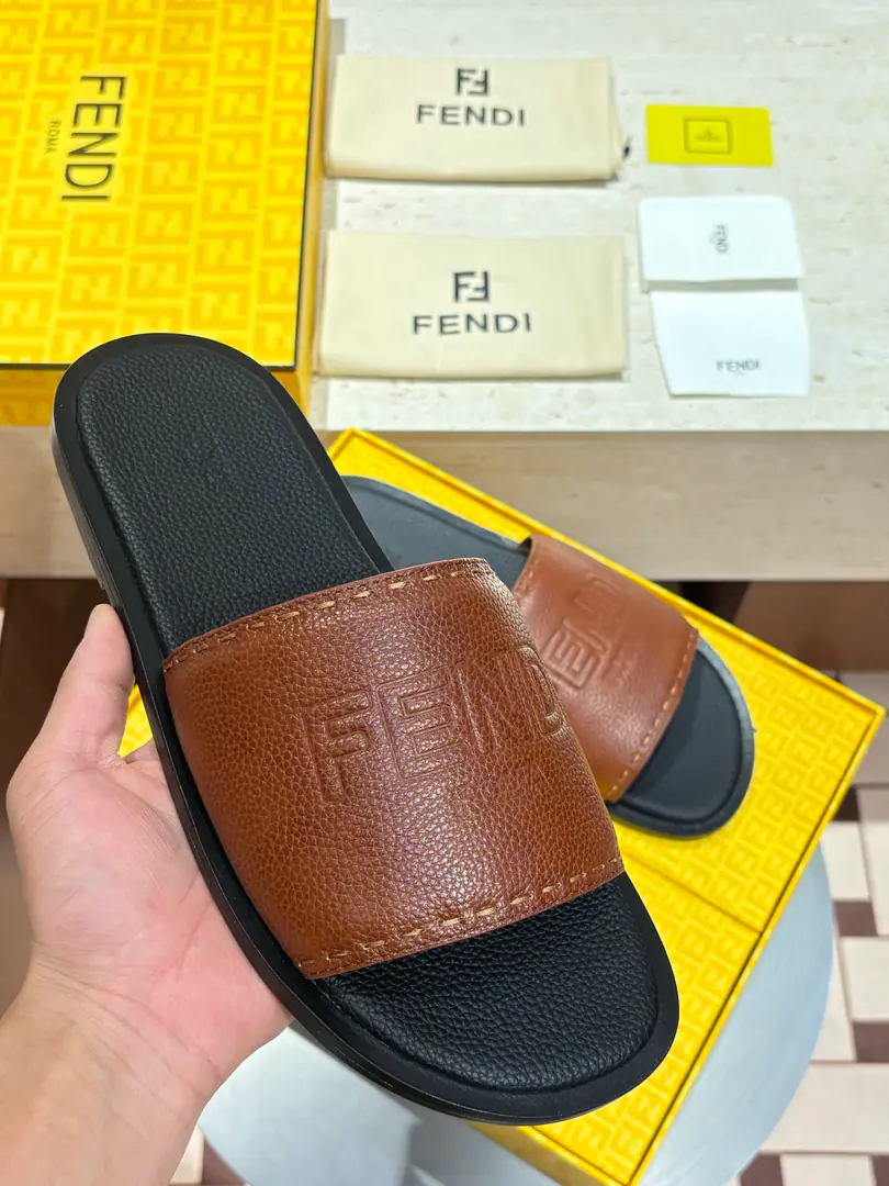 2026FEND*New one's a big slipper.🩴 The whole oxen are really skiny., The stubble is a real stubble.. The fashion is still strong. Shoes are very cozy. Size: 39-44（38.45.46Custom）