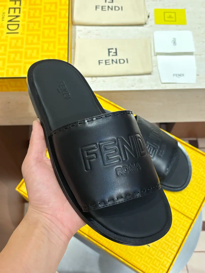 2026FEND*New one's a big slipper.🩴 The whole oxen are really skiny., The stubble is a real stubble.. The fashion is still strong. Shoes are very cozy. Size: 39-44（38.45.46Custom）