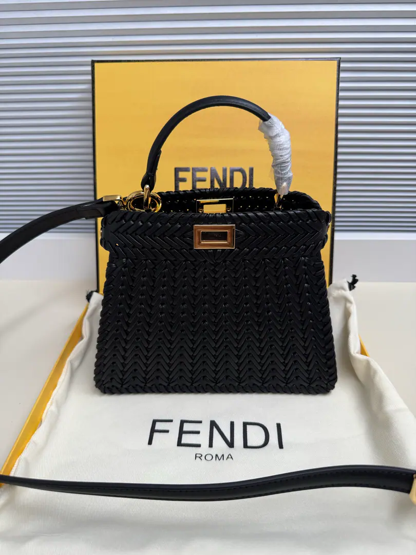 🎶 Fend•Iconic ekaboo ISeeU Import of leather matter, The edge and the front are colored with the same braids. It's got a classic twist of two layers. Hand handle and modifiable disassembly straps You can pick it up or slash it.Size:20-11-15cm Paragraph: 5002
