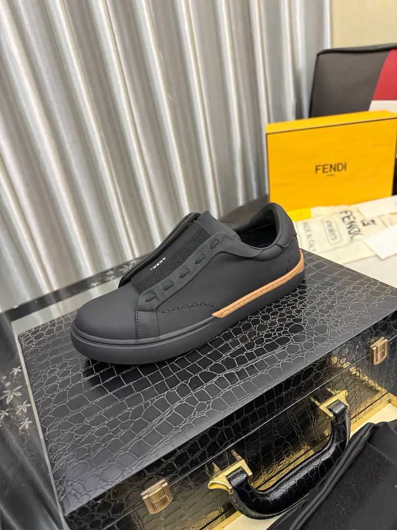Get out of the factory.⌚️⌚️【Fendi】Fendi! The man's latest leisure shoe.！The cabinet is on the market.！The original one-to-one.. All imported head-story cow-skins., The insides are covered with topwater., The original factory was specially used for the rubber base.. Leading the new fashion concept. Match: 38- ️⃣Colour Optional