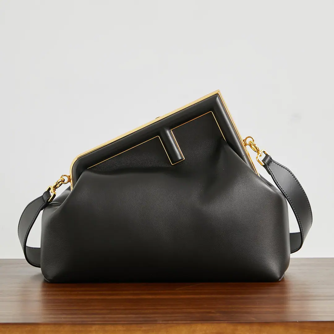 Black🔥🔥 🎶 Fend FirstMedium Handbag, Soft sheep., It's got a solid metal.FThe built-in layer is marked.FFLined in pattern, With a strap that can be removed, with a hand or shoulder. Szie:32-15-23.5cm Paragraph