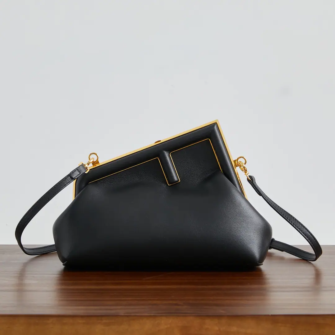🔥🔥Black Fendi FirstSmall pocket. Pink leather handbag. More details Fendi FirstSmall pocket., Soft pink napa leather., Napa leather with a large metal fixed on the same color.FOpen. Internal partition is marked.FFLined in pattern, With undryable inside hooks and gold metal. With a strap that can be disassembled., You can hold it or shoulder it.. Italian manufacture Material: Fabulous.: Lamb leather., Refried.: Texture Depth: 9.5 Length: 26 Height: 18 Paragraph: 2218