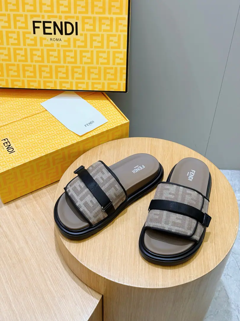 FENDIFendi Beach with rubber slippers for the men. A wide band of sandals.. PUROSE SHOES LIGHT, Extremely flexible.. Slip-proof rubber soles. Rubber material. Shoes are so different., FFPattern Size:39-44(38.45 46Do it.）