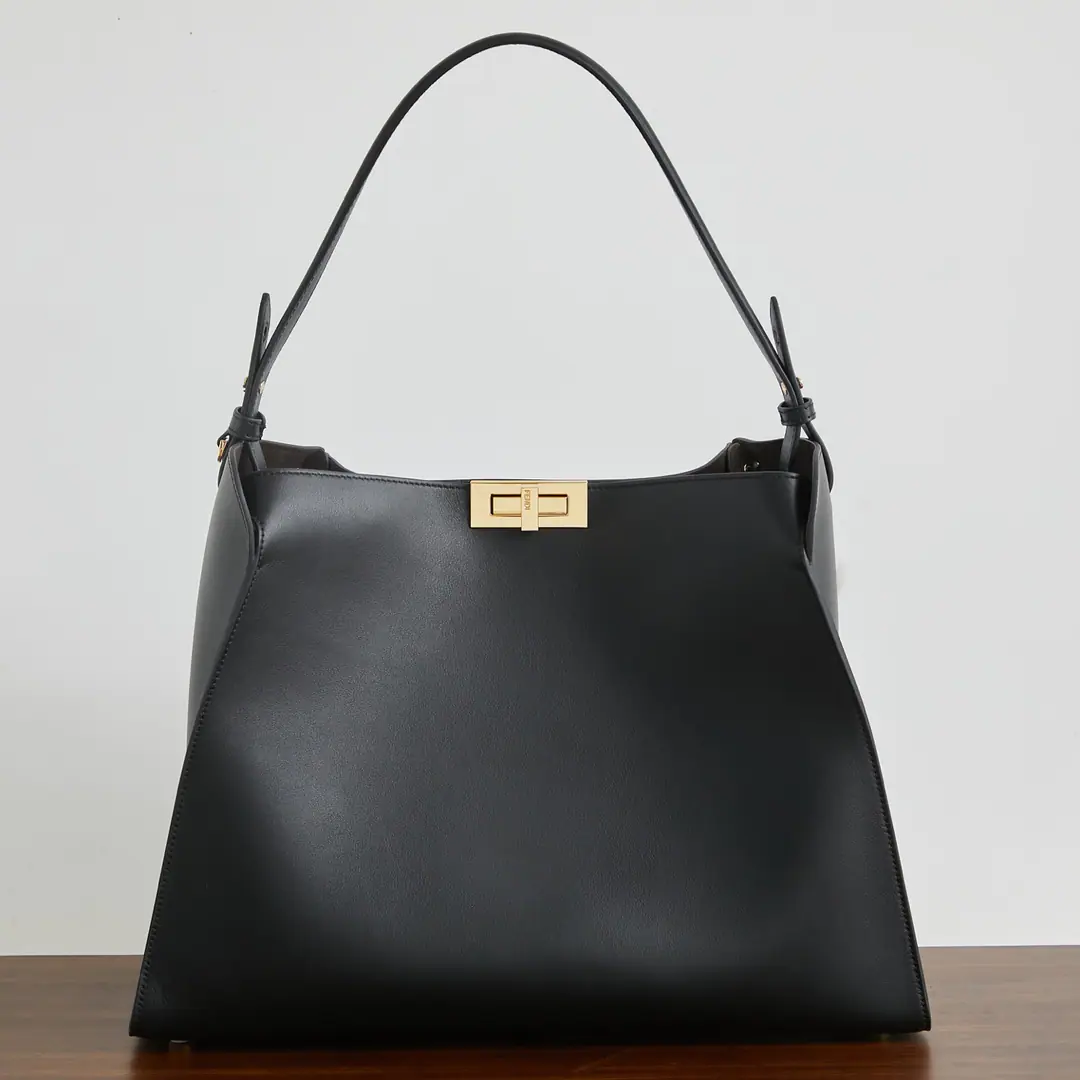 Big number.🔥🔥 Fendi WayNew money coming in.～ Flexible Ladder Outline, The mouth is open., Lines are soft and scalable, Dismantled shoulder belts support the handheld shoulder, It's a classic brandy twist., It's got a card-hutch bag in it., Use imported cow skin+The leather is made of, A large capacity can accommodate a wide range of items, Switching at random in different styles, The street is a perfect fit., ♪ Bring yourself a sense of high-level atmosphere ♪～ size: 43x16x32