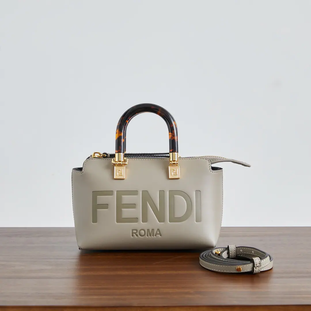 🔥🔥Grey Letters By The WayMini-handbag. Black leather.BostonHandbag. More details MarkerBy The Way BostonMini-handbag., Black leather., It's hot.FENDI ROMAWords and hard organic glass handles., Present, Effect. - We're going to pull the chain.. Inside with fabric lined, Pockets and gold metal. This bag is equipped with handheld and disassembly straps., But the handy., Shoulder or slash. Italian manufacture Material: %Cowskin., Uchi.: 64%Pei-ho!, 23%Cotton, 13%Polyurethane Depth: 9 Length: 18.5 Height: 12 Paragraph